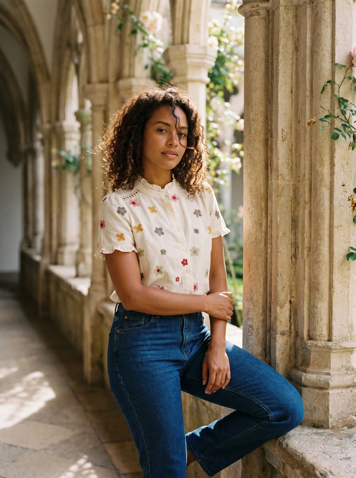 Blusa de Algodão com Bordados Florais e Folhos