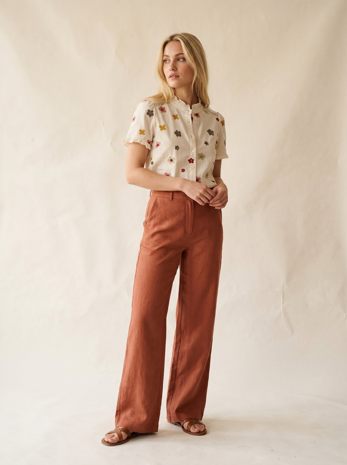 Blusa de Algodão com Bordados Florais e Folhos