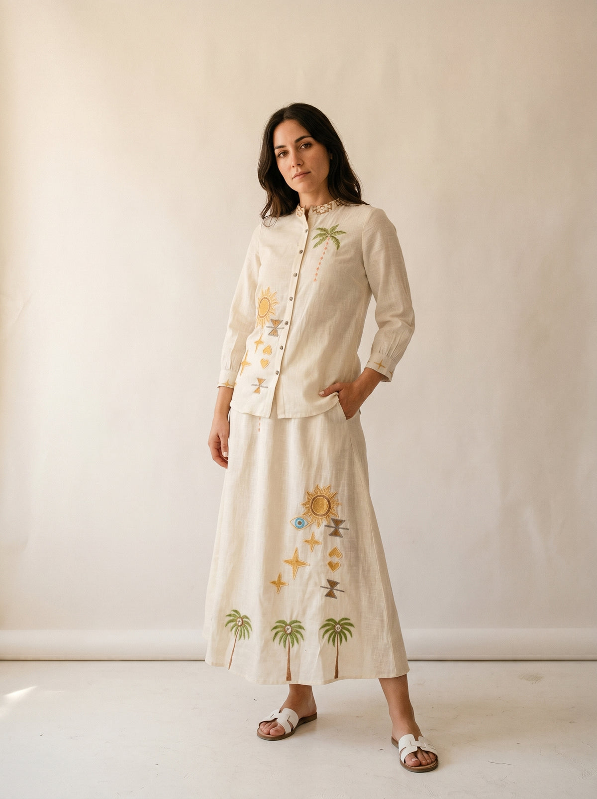 Conjunto de Saia e Camisa em Linho com Bordado Sol