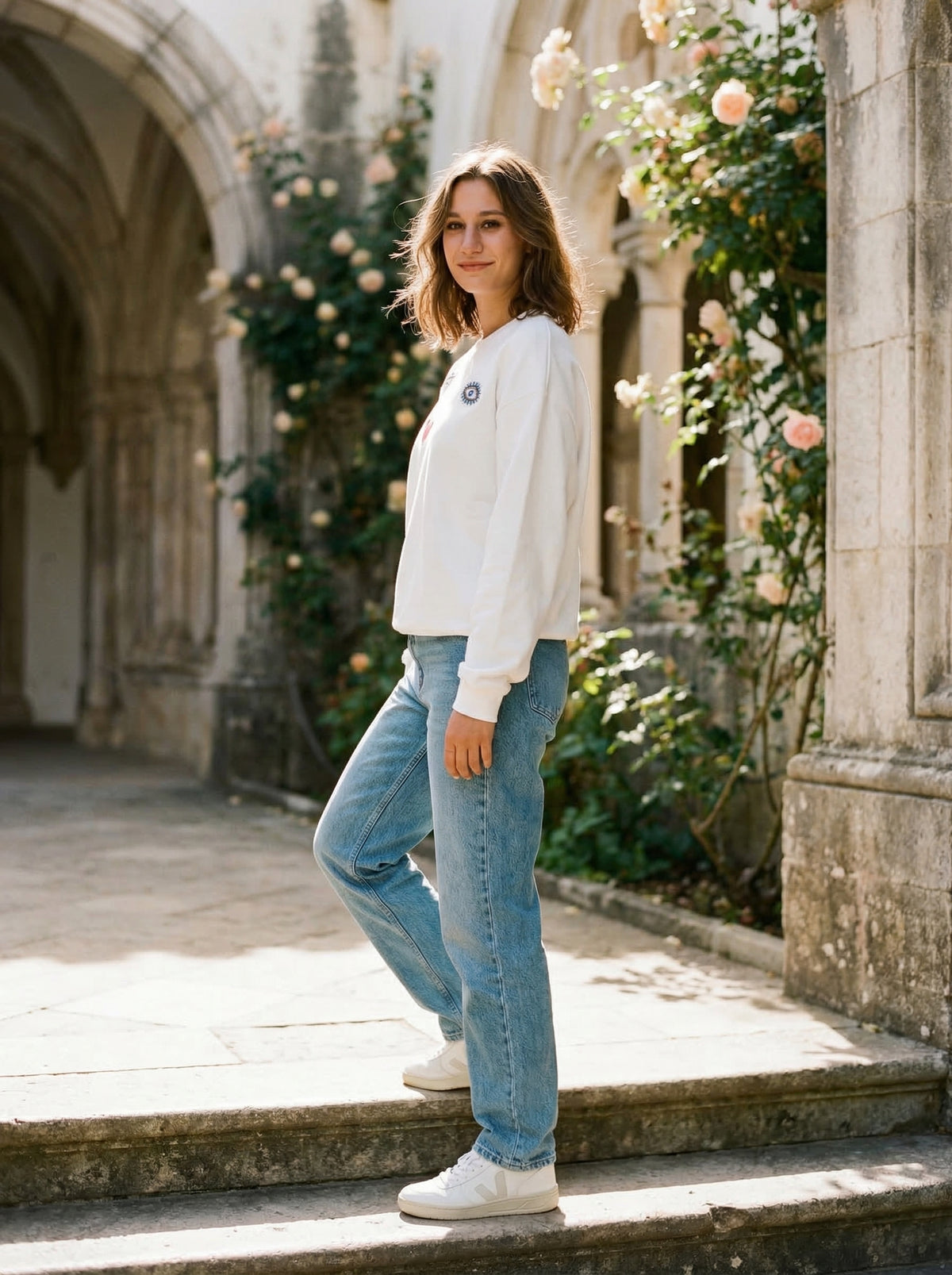 Sweatshirt Love - Default - Lifestyle editorial shot