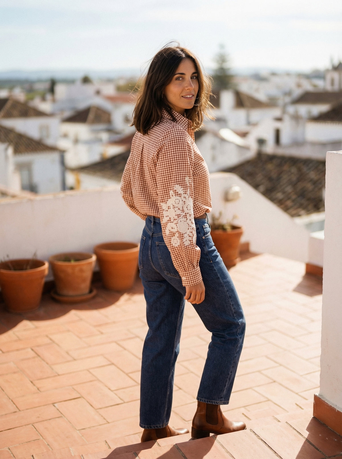 Blouse Frederica - Default - Lifestyle editorial shot, alternate setting