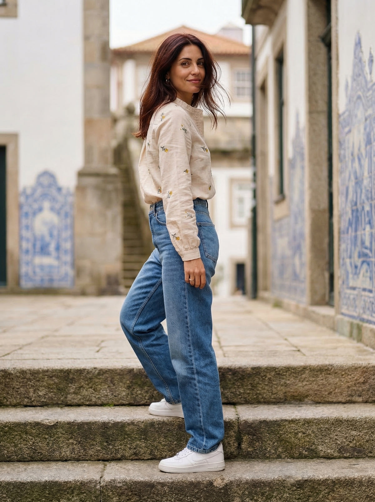 Blouse Margarida - Default - Lifestyle editorial shot, alternate setting