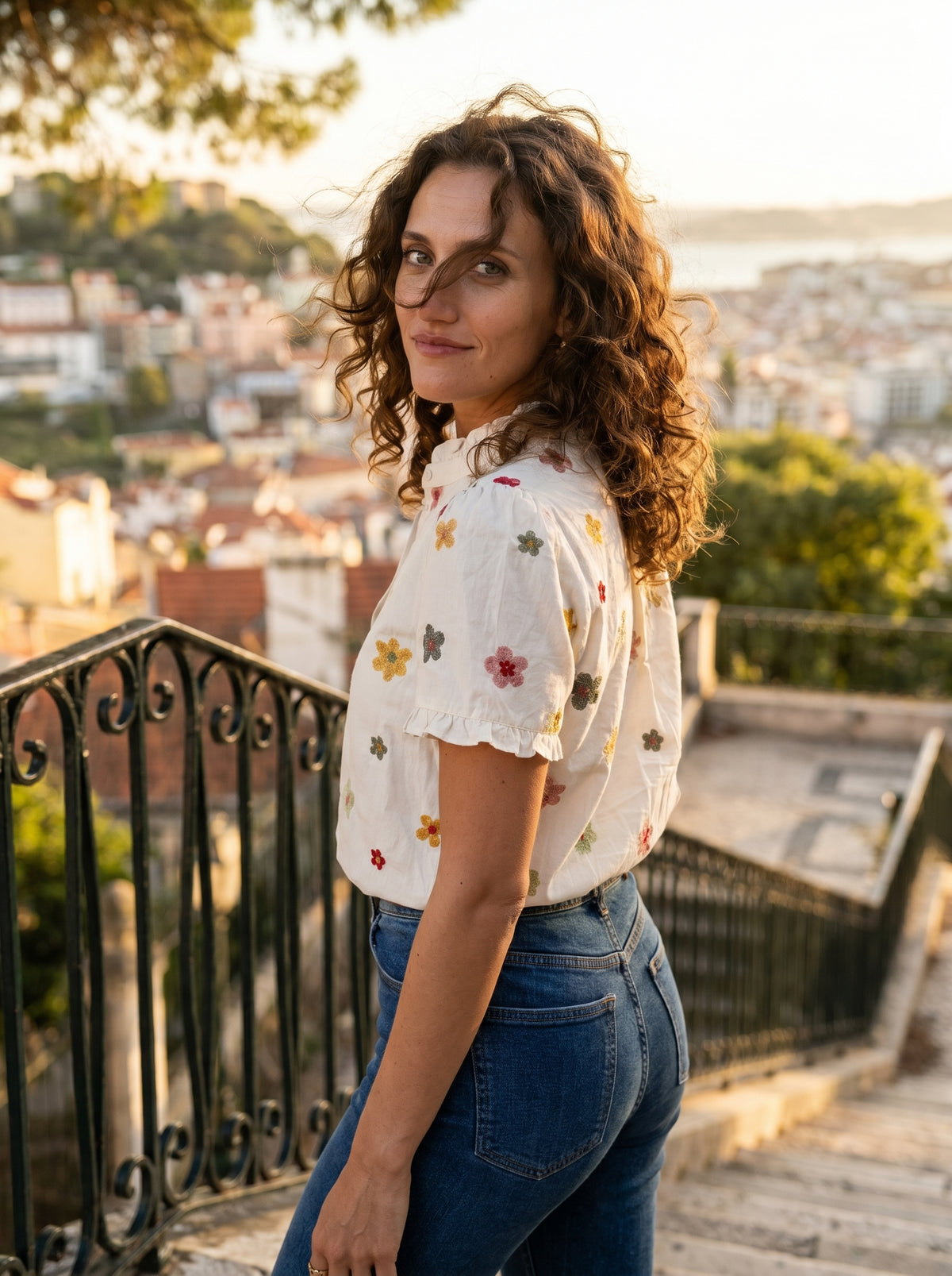 Blusa de Algodão com Bordados Florais e Folhos