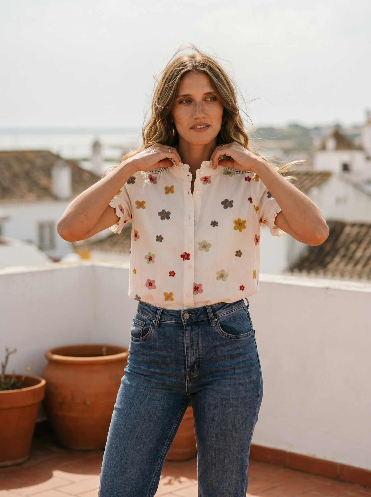 Blusa de Algodão com Bordados Florais e Folhos