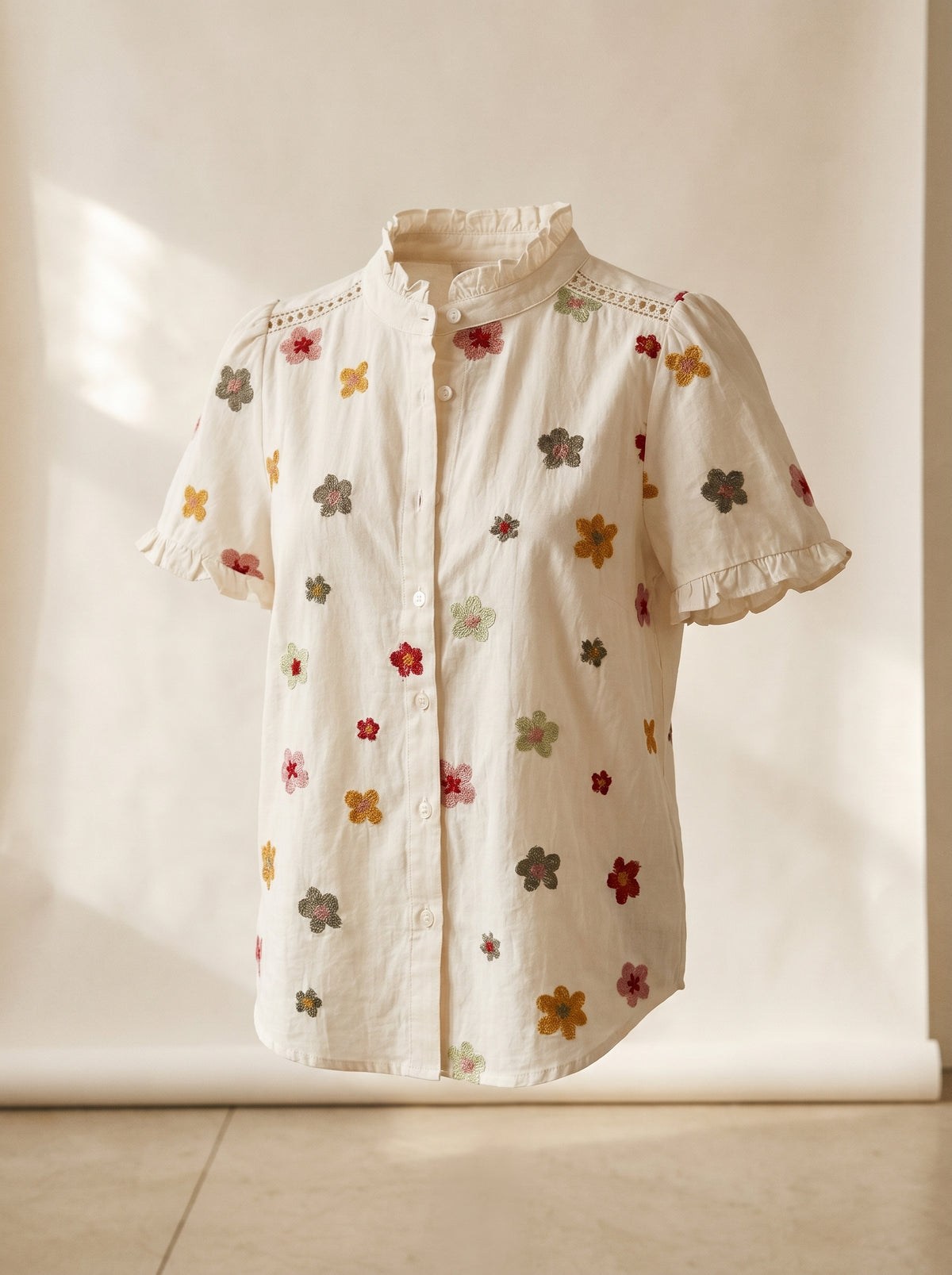 Blusa de Algodão com Bordados Florais e Folhos