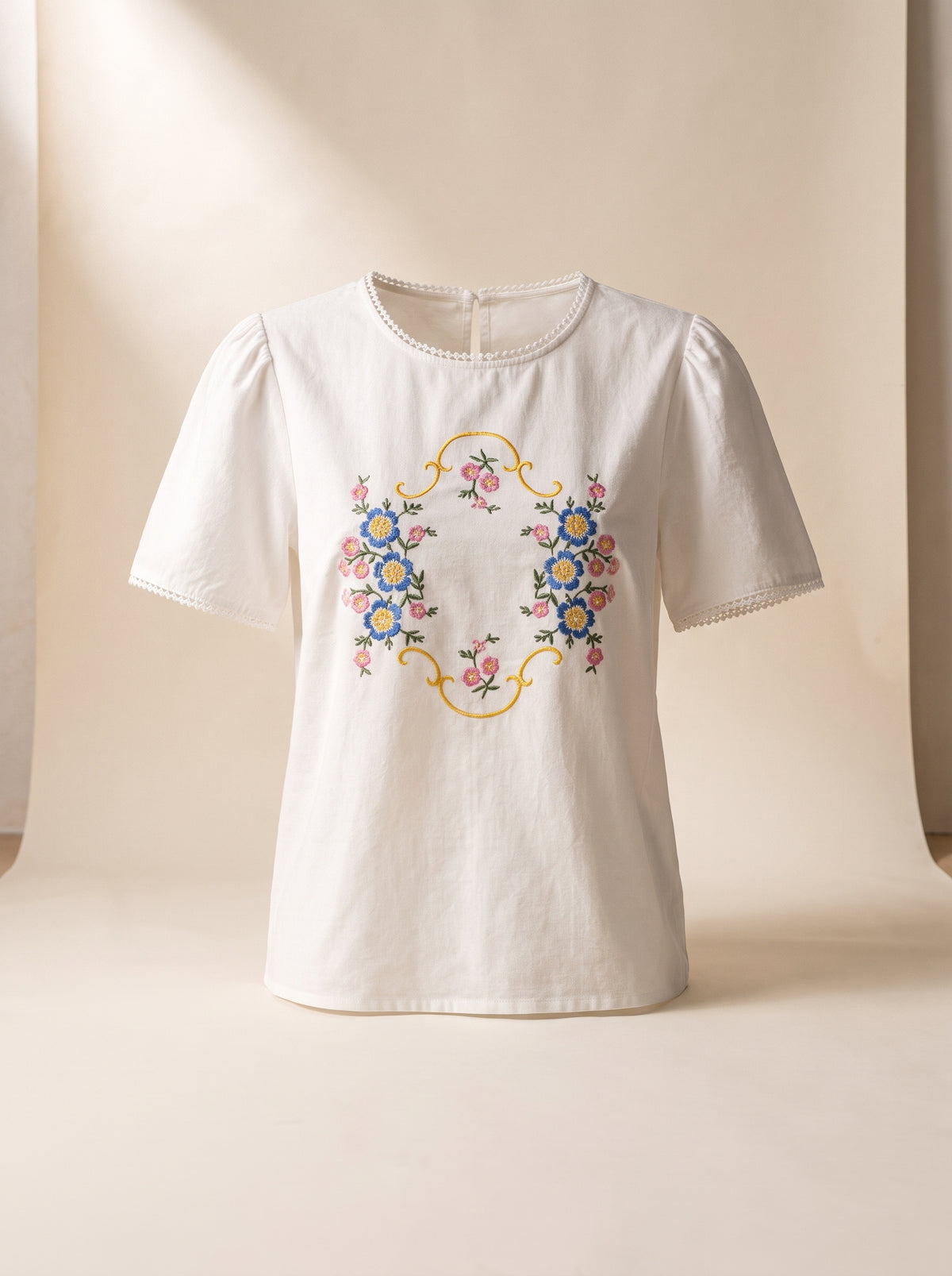 Blusa de Algodão com Medalhão Floral e Mangas Abuloadas